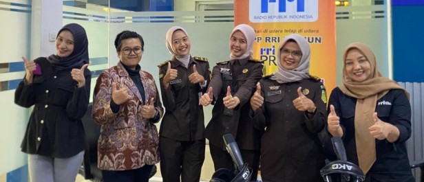 Kejari Kota Madiun Hadirkan Penyuluhan Hukum “Jaksa Menyapa” Bersama RRI Madiun